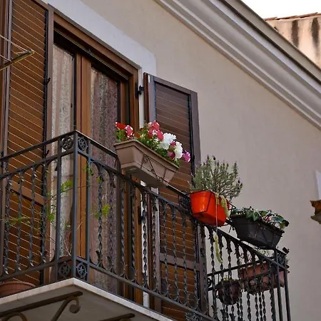 Mau House 44 *